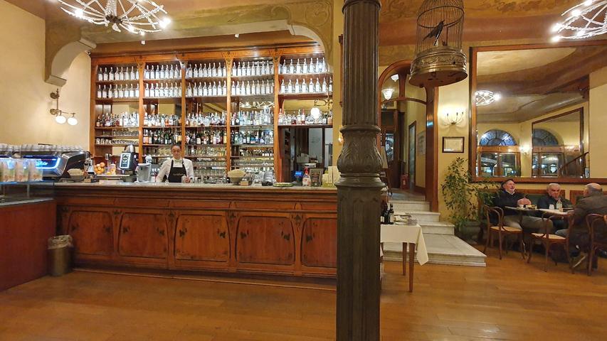 Im Caffé Meletti in Ascoli Piceno kann man den Tag ausklingen lassen. Direkt an der wunderschönen Piazza del Popolo werden Drinks und Häppchen serviert. Die spannende Reisereportage zu dieser Bildergalerie lesen Sie unter www.nn.de/leben/reisen