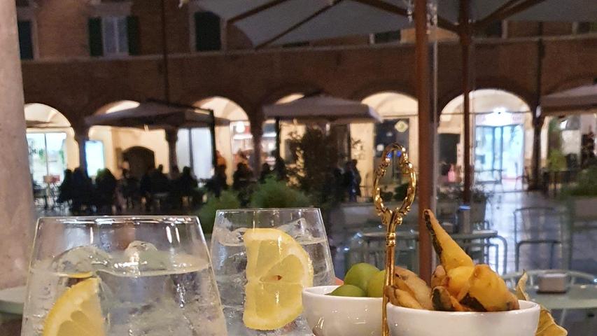  Direkt an der wunderschönen Piazza del Popolo werden im Caffé Meletti in Ascoli Piceno Drinks und Häppchen serviert.
