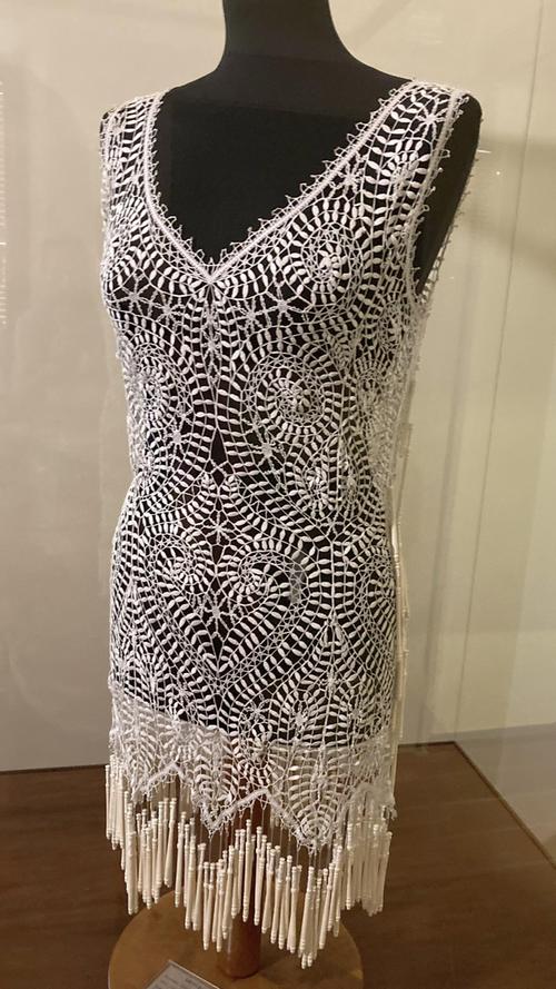 Dieses geklöppelte Kleid trug Naomi Campbell in London bei einer Modenschau im Jahr 1990. Es ist im Stadtmuseum von Offida zu sehen. 
