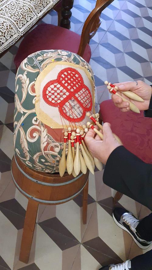 Geduldsspiel: Die Klöppel-Frauen aus Offida knüpfen aus dünnen Fäden textile Kunstwerke. Die spannende Reisereportage zu dieser Bildergalerie lesen Sie unter www.nn.de/leben/reisen
