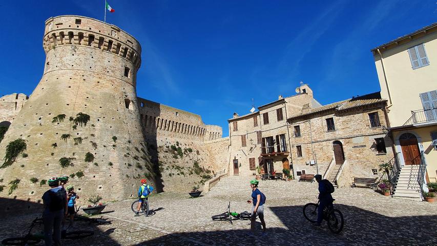 Mit dem Radel in schöne Städtchen und zu Sehenswürdigkeiten - etwa zur "Rocca di Acquaviva Picena" nahe Ascoli Piceno.
