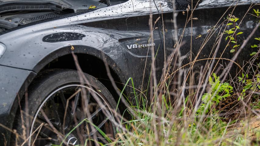 Mercedes schleudert auf nasser Fahrbahn in Lieferwagen - drei Verletzte