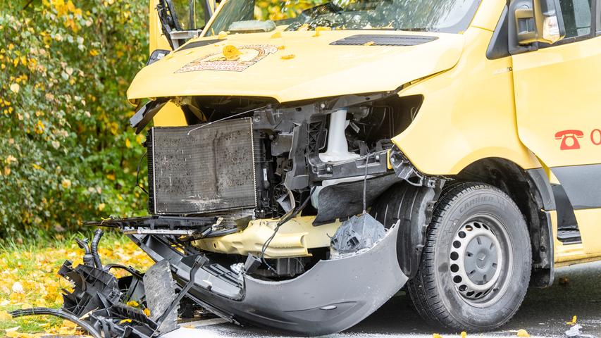 Mercedes schleudert auf nasser Fahrbahn in Lieferwagen - drei Verletzte