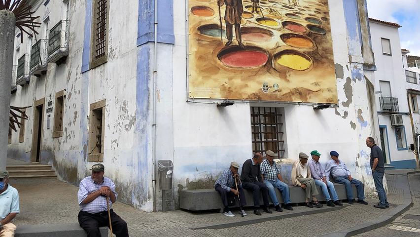 Wirkt wie gestellt, doch das Bild vom Bild auf dem Marktplatz in Arraiolos ist dem Zufall geschuldet. Hier sitzen die Männer des Dorfes zusammen und beobachten das Treiben. Können Sie auch machen – in einem der kleinen Cafés. Die spannende Reisereportage zu dieser Bildergalerie lesen Sie unter www.nn.de/leben/reisen