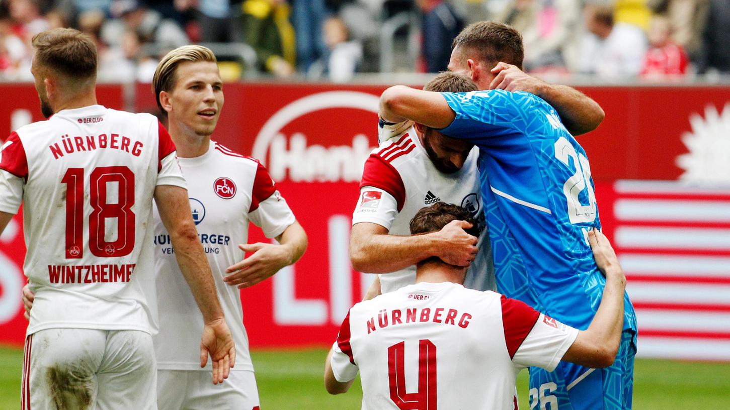 Stabiler Defensivverbund: Torwart Christian Mathenia bedankt sich bei den Kollegen für einen entspannten Nachmittag. Stabiler Defensivverbund: Torwart Christian Mathenia bedankt sich bei den Kollegen für einen entspannten Nachmittag.
