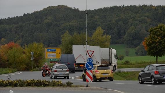 18-Jähriger verliert Kontrolle: 8500 Euro Schaden im Pöllinger Kreisverkehr