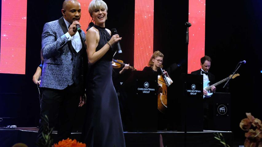 Spielten zum Tanz auf: die Musiker der Chris Genteman Group mit Sängerin Janine Sauer und Sänger David Junior Serame.