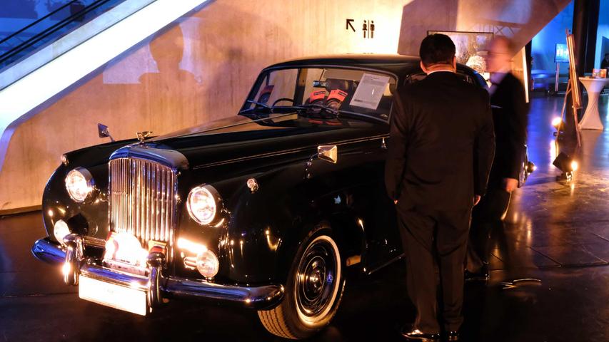 Bestens in Szene gesetzt und ein Blickfang: einer von drei Bentleys, die exklusiv präsentiert wurden. 