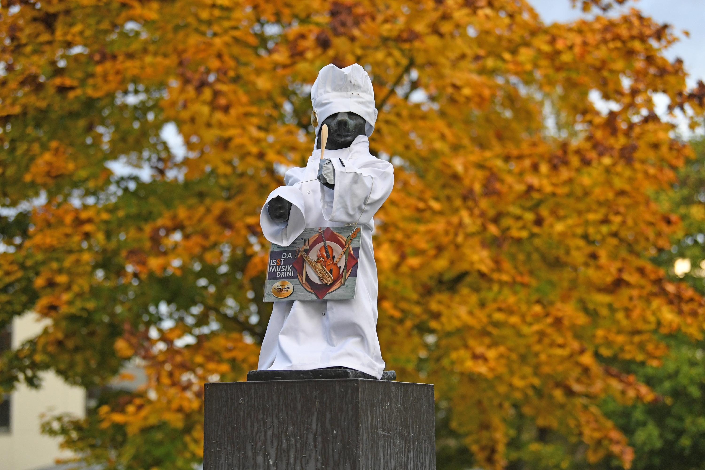 Berliner Bär in Neumarkt mit Kochmütze und Kochlöffel geschmückt
