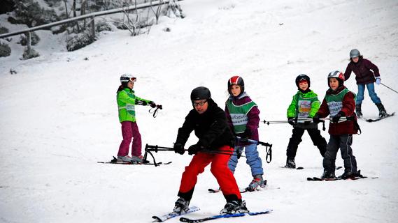 Klimaschutz und hohe Kosten: Bayreuther Gymnasium streicht Skikurse - ein Modell für andere Schulen?