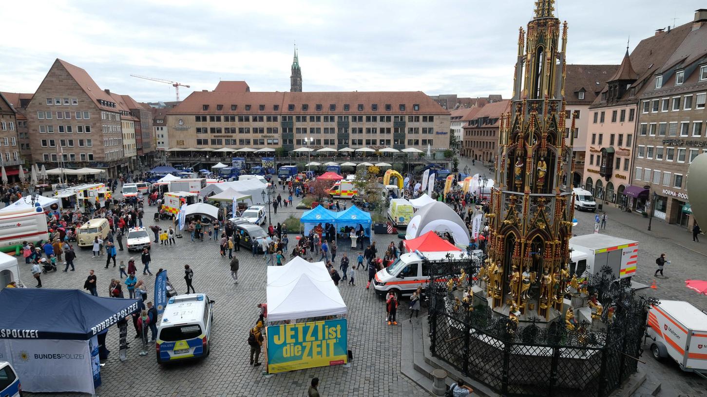 Der Tag der offenen Tür der Stadt Nürnberg am Hauptmarkt. Auch in diesem Jahr finden zahlreiche Veranstaltungen auf dem Marktplatz statt.
