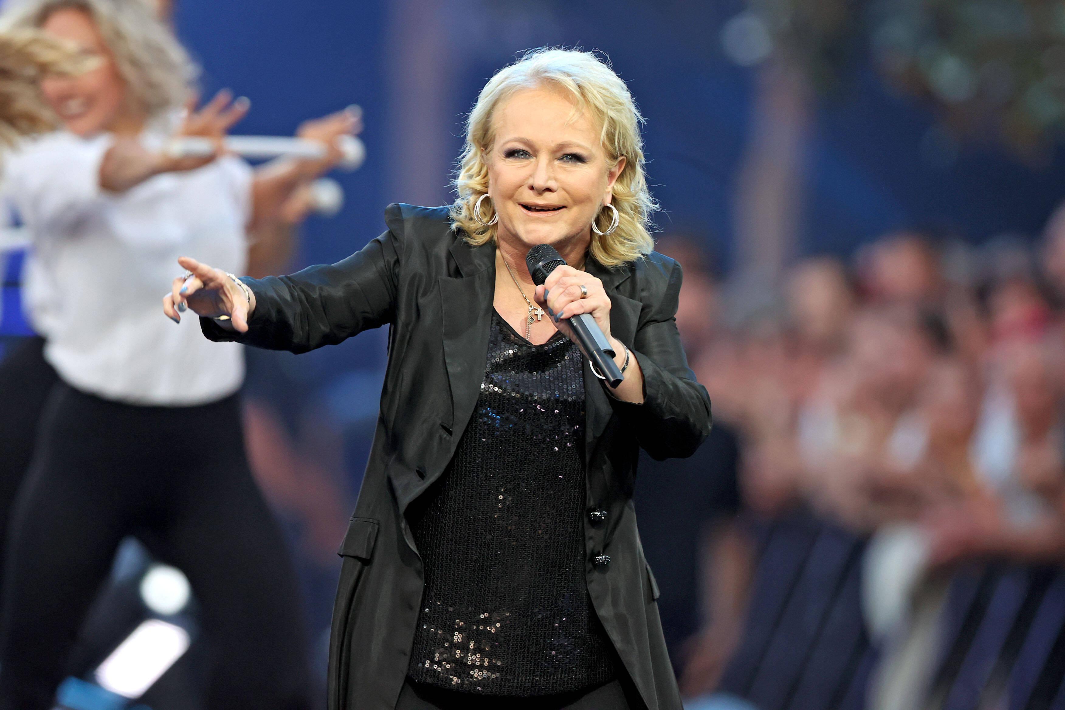 Schlagersängerin Nicole singt 