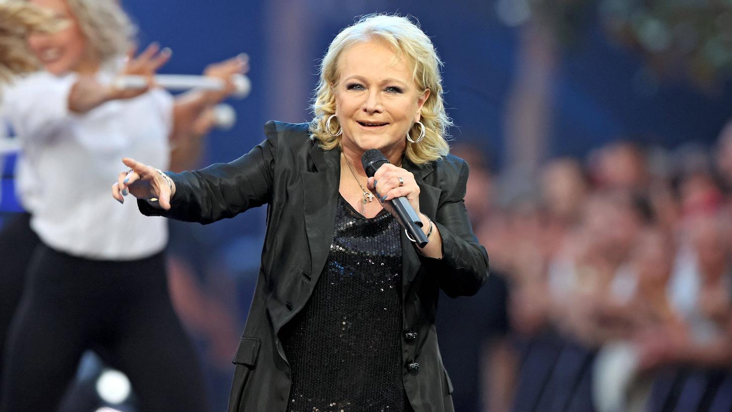 Schlagersängerin Nicole singt