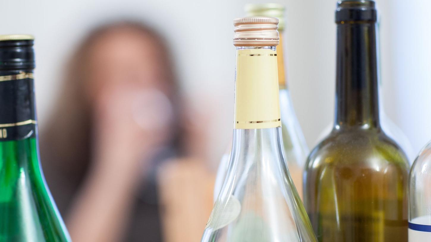 Leere Flaschen, die sich sammeln? Ein Alkoholproblem ist für Angehörige nicht immer so direkt sichtbar.