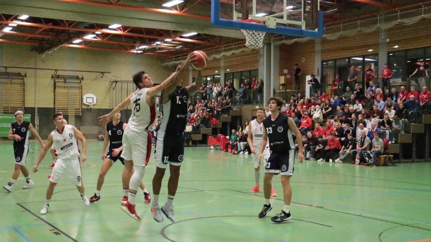 Ein echter Klassiker der Basketball-Regionalliga: Rund 300 Zuschauer ließen sich das hart umkämpfte Duell zwischen den VfL-Baskets und Schwabing nicht entgehen. Auf diesem Bild sind unter anderem die zwei besten Treuchtlinger Werfer Claudio Huhn (links, Nr. 9, 15 Punkte) und Luca Wörrlein (Mitte, Nr. 15, 28 Punkte) sowie Gäste-Topscorer Marco Frank (rechts, Nr. 13, 24 Punkte) zu sehen. Ein echter Klassiker der Basketball-Regionalliga: Rund 300 Zuschauer ließen sich das hart umkämpfte Duell zwischen den VfL-Baskets und Schwabing nicht entgehen. Auf diesem Bild sind unter anderem die zwei besten Treuchtlinger Werfer Claudio Huhn (links, Nr. 9, 15 Punkte) und Luca Wörrlein (Mitte, Nr. 15, 28 Punkte) sowie Gäste-Topscorer Marco Frank (rechts, Nr. 13, 24 Punkte) zu sehen.