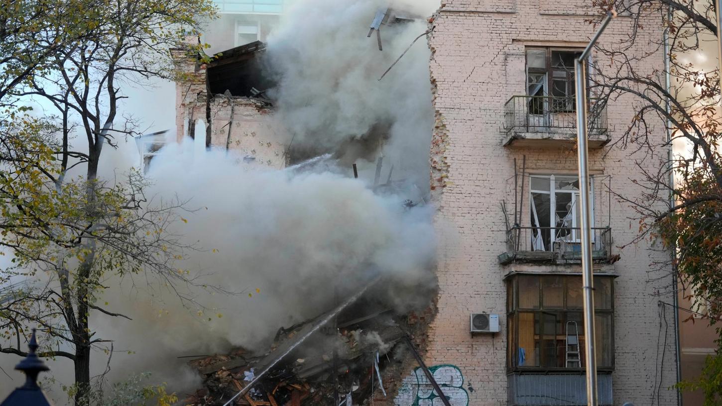 Russland hat am Montagmorgen Kiew erneut mit Drohnen angegriffen. Laute Explosionen erschütterten die Stadt, Gebäude wurden in Brand gesetzt, Menschen retteten sich in Schutzräume.