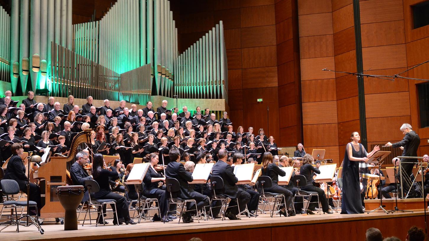 Der philharmonische Chor Nürnberg bei einer Aufführung in der Meistersingerhalle.