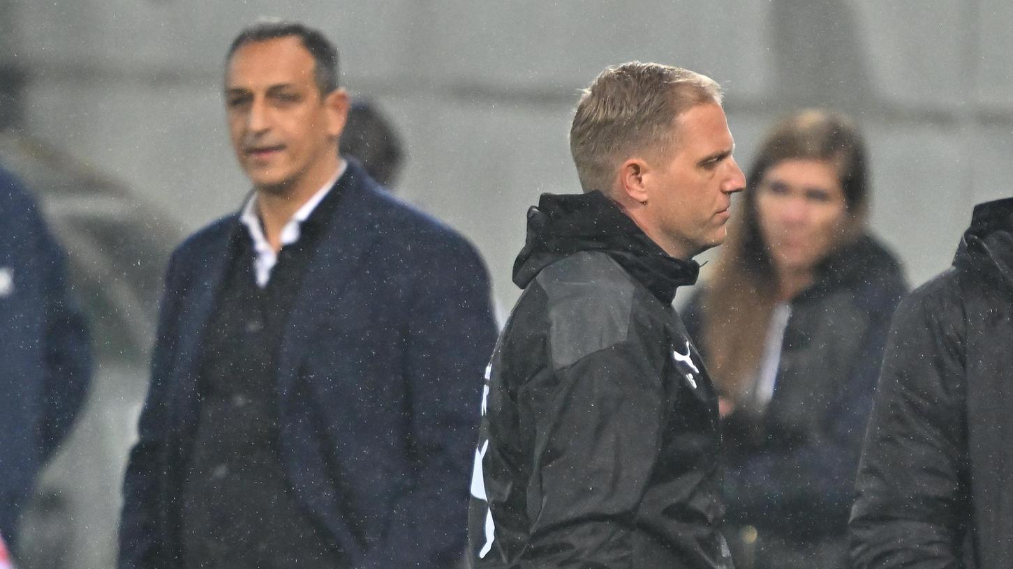 Trauriger Abschied aus Fürth: Ein paar Stunden nach dem 2:2 gegen Rostock entließ Rachid Azzouzi (links) Trainer Marc Schneider.
