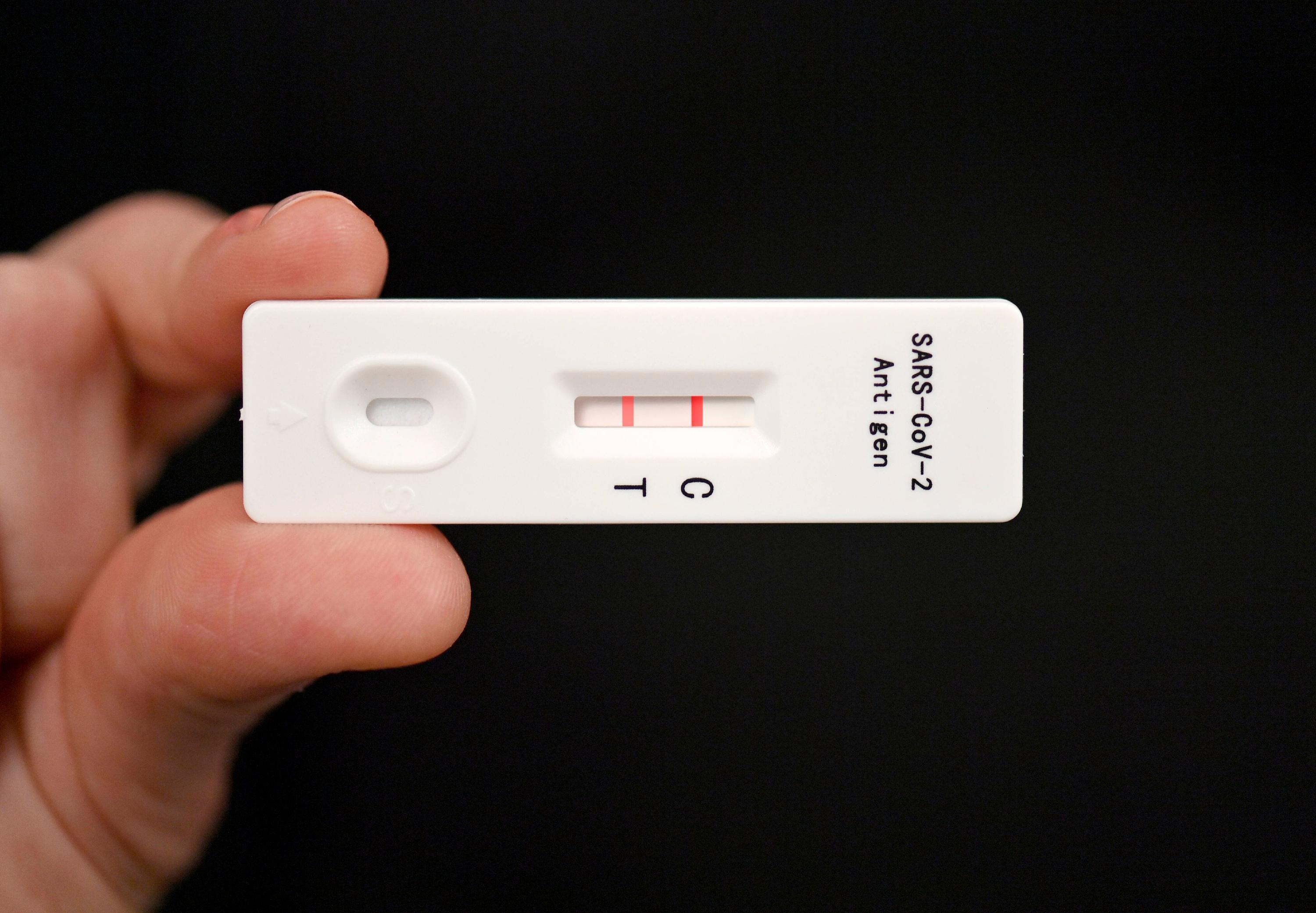 Corona Test: Zwei Striche – Was bedeutet das und was nun? Dein Ratgeber