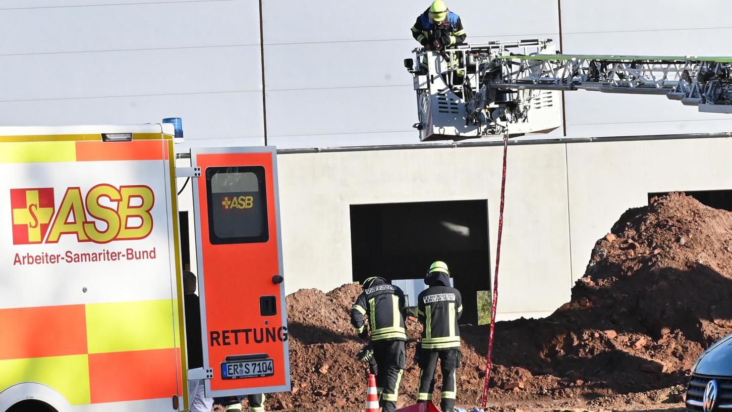 Auf dem ehemaligen Günther-Gelände in Eltersdorf rettete die Erlanger Feuerwehr einen schwer verletzten Arbeiter aus einer tiefen Grube.