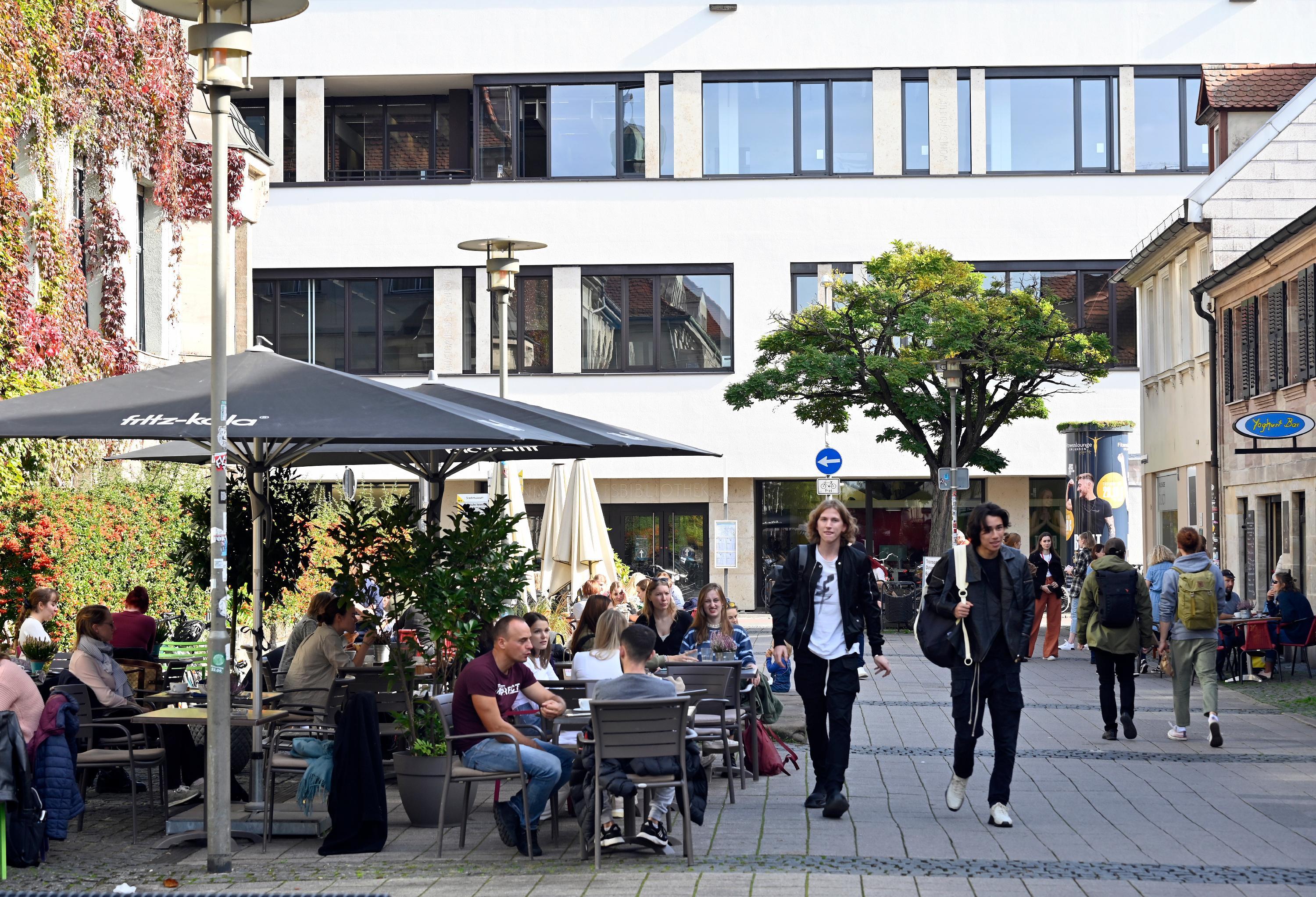 Aber auch in der Erlanger Innenstadt füllen sich die Restaurants und Cafés in der Nähe der Universität wieder. 
