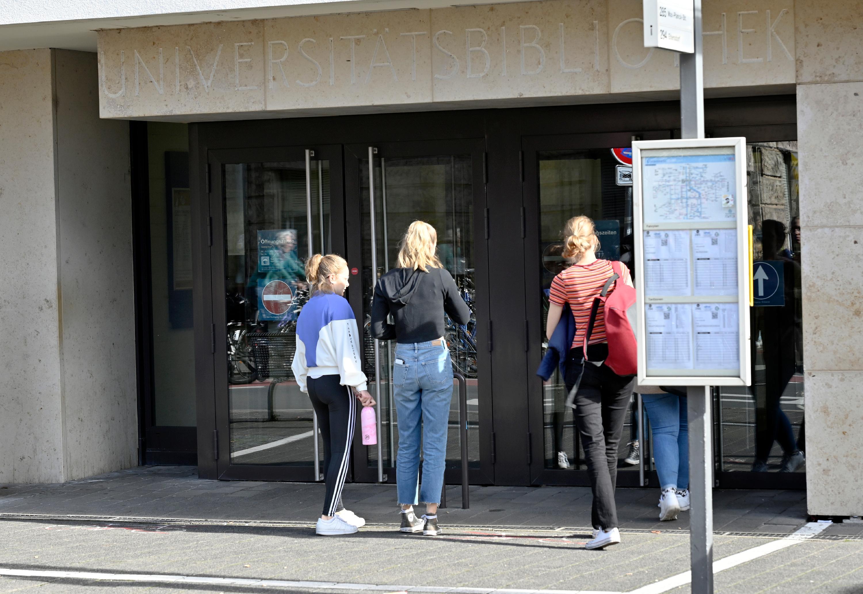 Ganz Fleißige zieht es auch gleich wieder in die Bibliothek. 