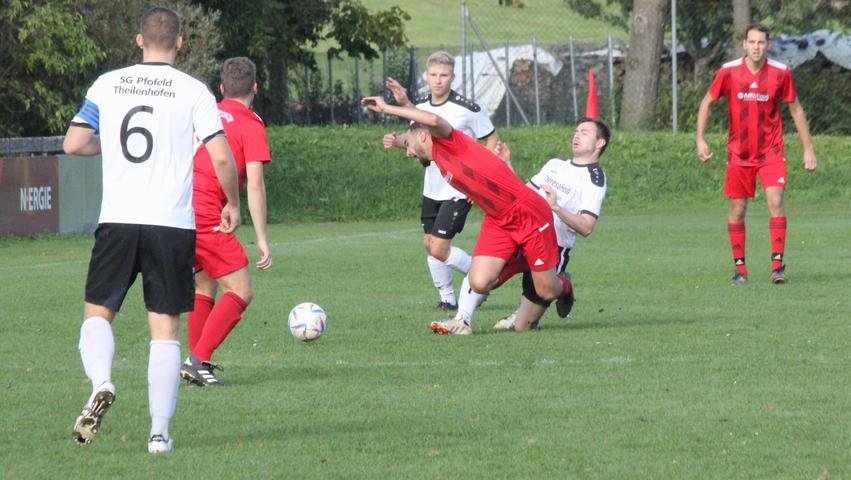 Die DJK Stopfenheim (in Rot) musste sich ausgerechnet im Nachbarduell und Kirchweihspiel gegen die SG Pfofeld/Theilenhofen mit 0:2 geschlagen geben.