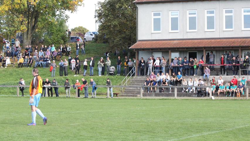 Die Ränge waren bei dem Kreisliga-Derby in Stopfenheim bestens gefüllt. 200 Zuschauer wurden gezählt.