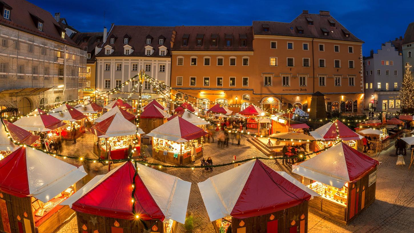 Eine Tradition, auf die sich tausende Menschen jedes Jahr zur Adventszeit freuen: Der Weihnachtsmarkt in Regensburg – doch die Stimmung wird dort in diesem Jahr anders sein. Eine Tradition, auf die sich tausende Menschen jedes Jahr zur Adventszeit freuen: Der Weihnachtsmarkt in Regensburg – doch die Stimmung wird dort in diesem Jahr anders sein.