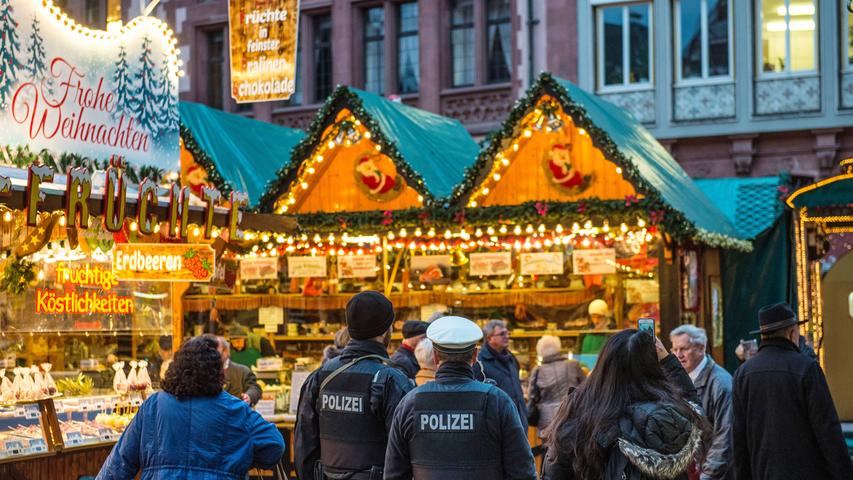 Wo? Auf Schloss Thurn und Taxis. Wann? 18. November bis 23. Dezember 2022. Öffnungszeiten: Montag bis Donnerstag 15 Uhr bis 22 Uhr, Freitag und Samstag 12 Uhr bis 23 Uhr, Sonntag 12 Uhr bis 22 Uhr, Sonntag, 20.11.2022 (Totensonntag), geschlossen. Es ist ein wahrhaft fürstlicher Weihnachtsmarkt: Auf dem Schloss der Familie Thurn und Taxis wird ein facettenreiches Rahmenprogramm geboten - und auch für das leibliche Wohl ist bestens gesorgt. Das Christkind besucht außerdem regelmäßig den "Romantischen Weihnachtsmarkt" und trägt Gedichte vor. Die Tickets können hier erworben werden. Wo? Auf Schloss Thurn und Taxis. Wann? 18. November bis 23. Dezember 2022. Öffnungszeiten: Montag bis Donnerstag 15 Uhr bis 22 Uhr, Freitag und Samstag 12 Uhr bis 23 Uhr, Sonntag 12 Uhr bis 22 Uhr, Sonntag, 20.11.2022 (Totensonntag), geschlossen. Es ist ein wahrhaft fürstlicher Weihnachtsmarkt: Auf dem Schloss der Familie Thurn und Taxis wird ein facettenreiches Rahmenprogramm geboten - und auch für das leibliche Wohl ist bestens gesorgt. Das Christkind besucht außerdem regelmäßig den "Romantischen Weihnachtsmarkt" und trägt Gedichte vor. Die Tickets können hier erworben werden.
