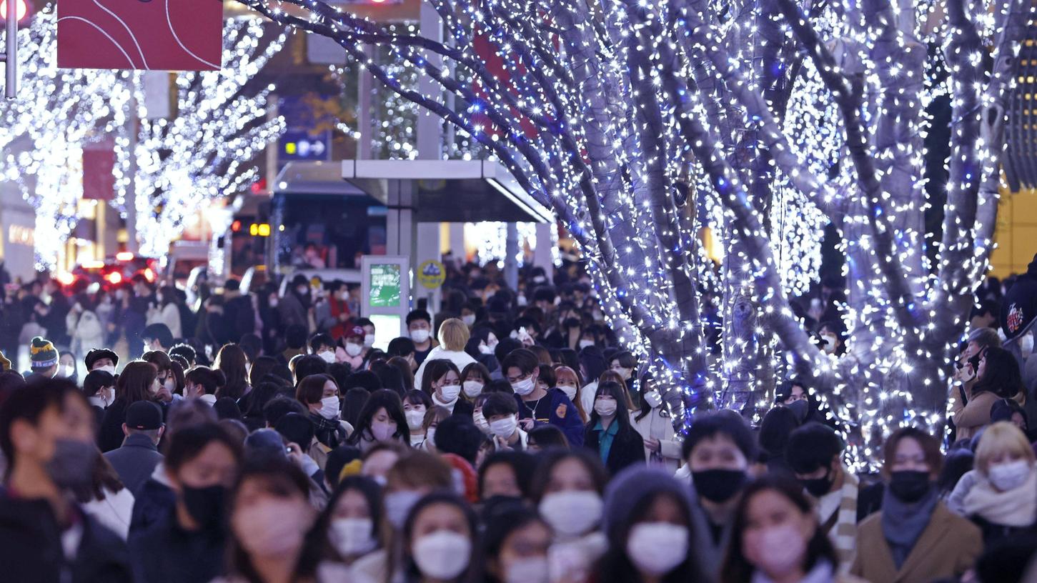 Die Stadt Tokyo erstrahlt zur Weihnachtszeit hell.