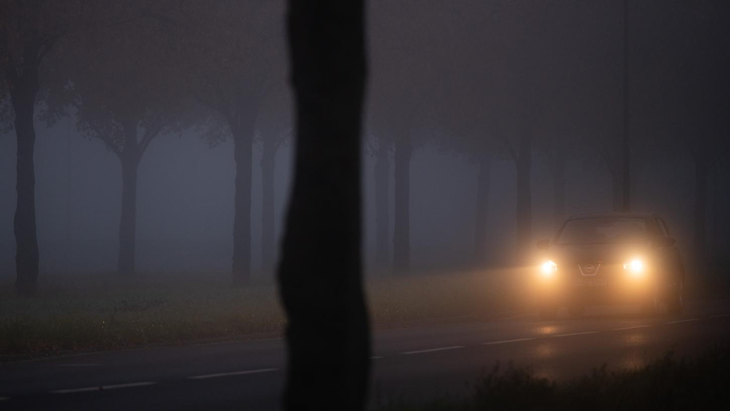 Bei Nebel gilt: Nebelscheinwerfer an, Fernlicht aus. Bei Nebel gilt: Nebelscheinwerfer an, Fernlicht aus.