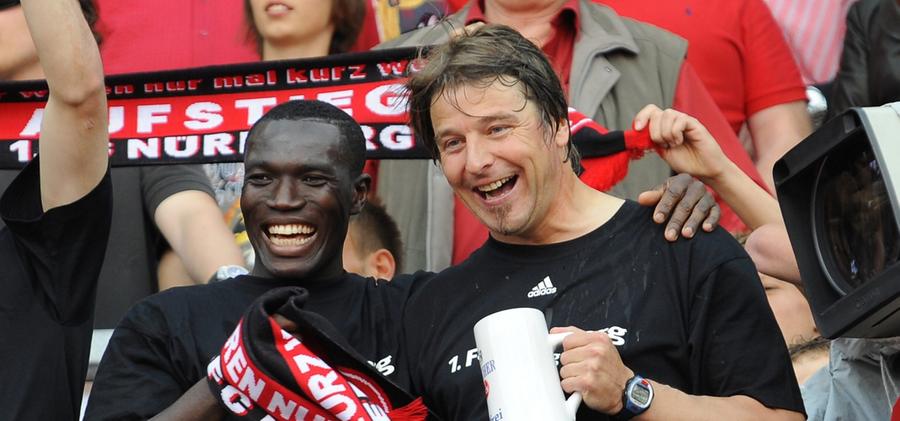 Am 12. Februar 2008 wurde Michael Oenning als Co-Trainer von Thomas von Heesen eingestellt. Nach dessen Rücktritt leitete er am 31. August 2008 beim 2:2 gegen Alemannia Aachen sein erstes Spiel als verantwortlicher Vereinstrainer. Eine Woche später erhielt er einen Vertrag als Cheftrainer bis 30. Juni 2009, der im Januar 2009 bis 30. Juni 2011 verlängert wurde. Unter Oenning gelang dem Club nach zwei Siegen in den Relegationsspielen gegen Energie Cottbus im Sommer 2009 der Wiederaufstieg in die Bundesliga. Nachdem der FCN die Hinrunde der Bundesligasaison 2009/10 mit dem vorletzten Platz abgeschlossen hatte, wurde Oenning am 21. Dezember 2009 als Trainer beurlaubt, denn es war ein neuer Mann für den Job gefunden. Am 12. Februar 2008 wurde Michael Oenning als Co-Trainer von Thomas von Heesen eingestellt. Nach dessen Rücktritt leitete er am 31. August 2008 beim 2:2 gegen Alemannia Aachen sein erstes Spiel als verantwortlicher Vereinstrainer. Eine Woche später erhielt er einen Vertrag als Cheftrainer bis 30. Juni 2009, der im Januar 2009 bis 30. Juni 2011 verlängert wurde. Unter Oenning gelang dem Club nach zwei Siegen in den Relegationsspielen gegen Energie Cottbus im Sommer 2009 der Wiederaufstieg in die Bundesliga. Nachdem der FCN die Hinrunde der Bundesligasaison 2009/10 mit dem vorletzten Platz abgeschlossen hatte, wurde Oenning am 21. Dezember 2009 als Trainer beurlaubt, denn es war ein neuer Mann für den Job gefunden.