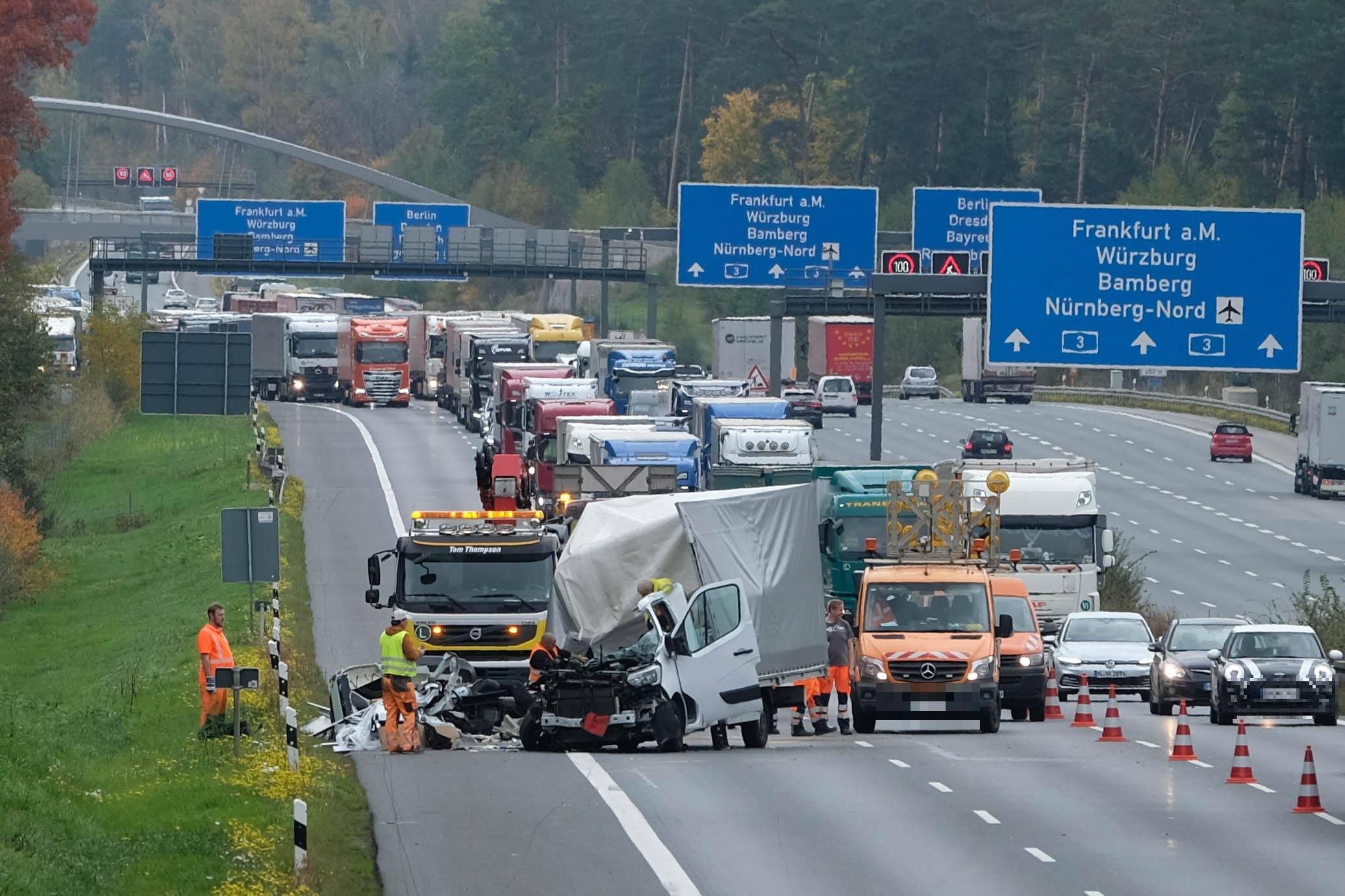 Lkw Fährt Auf A9 Bei Nürnberg Auf 40-Tonner - Fahrerin Schwer Verletzt ...