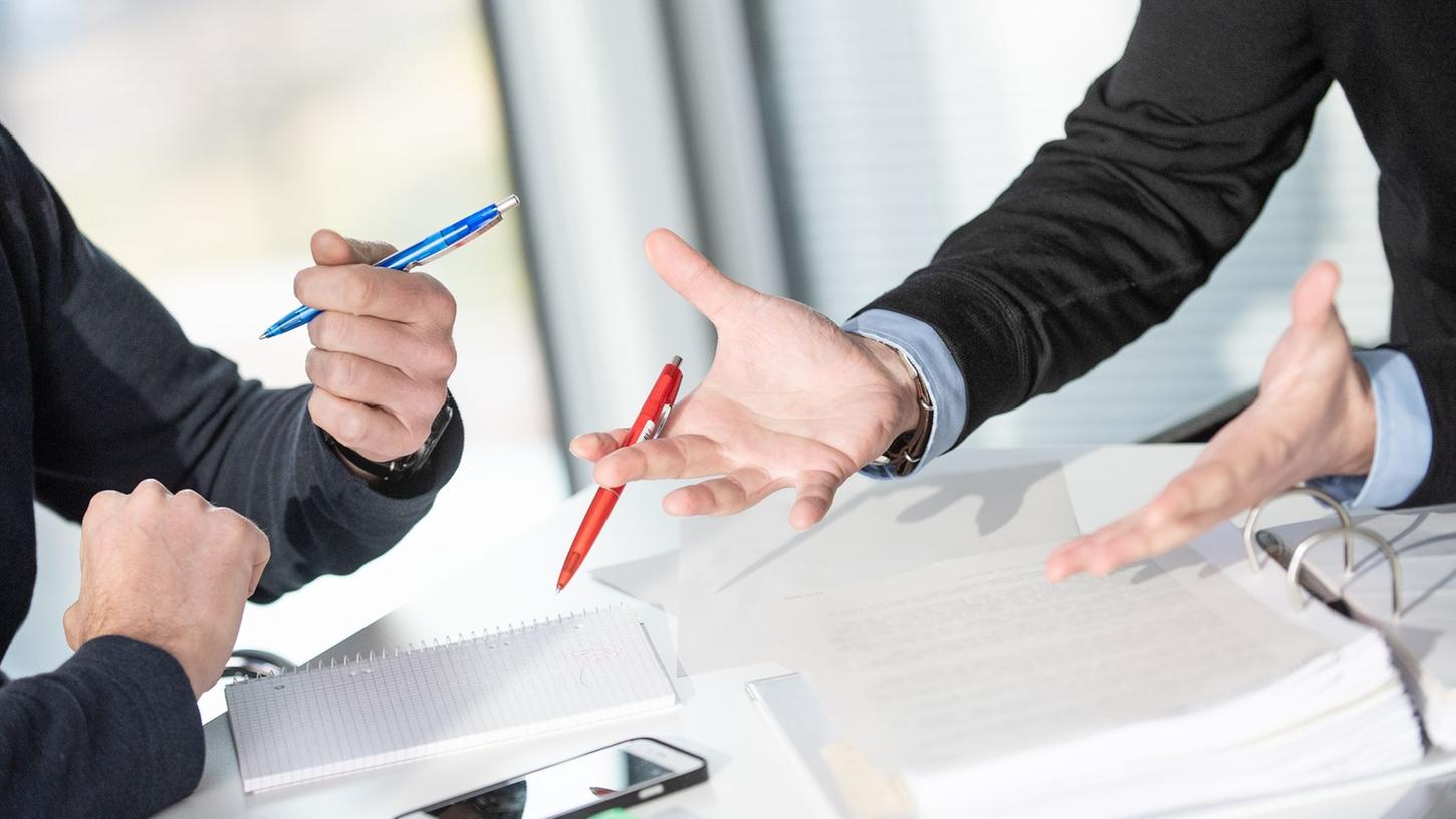 Wer sich wegen eines Aufhebungsvertrags vom Arbeitgeber unter Druck gesetzt fühlt, muss nichts unterschreiben - und sollte sich im Zweifel beraten lassen. Wer sich wegen eines Aufhebungsvertrags vom Arbeitgeber unter Druck gesetzt fühlt, muss nichts unterschreiben - und sollte sich im Zweifel beraten lassen.