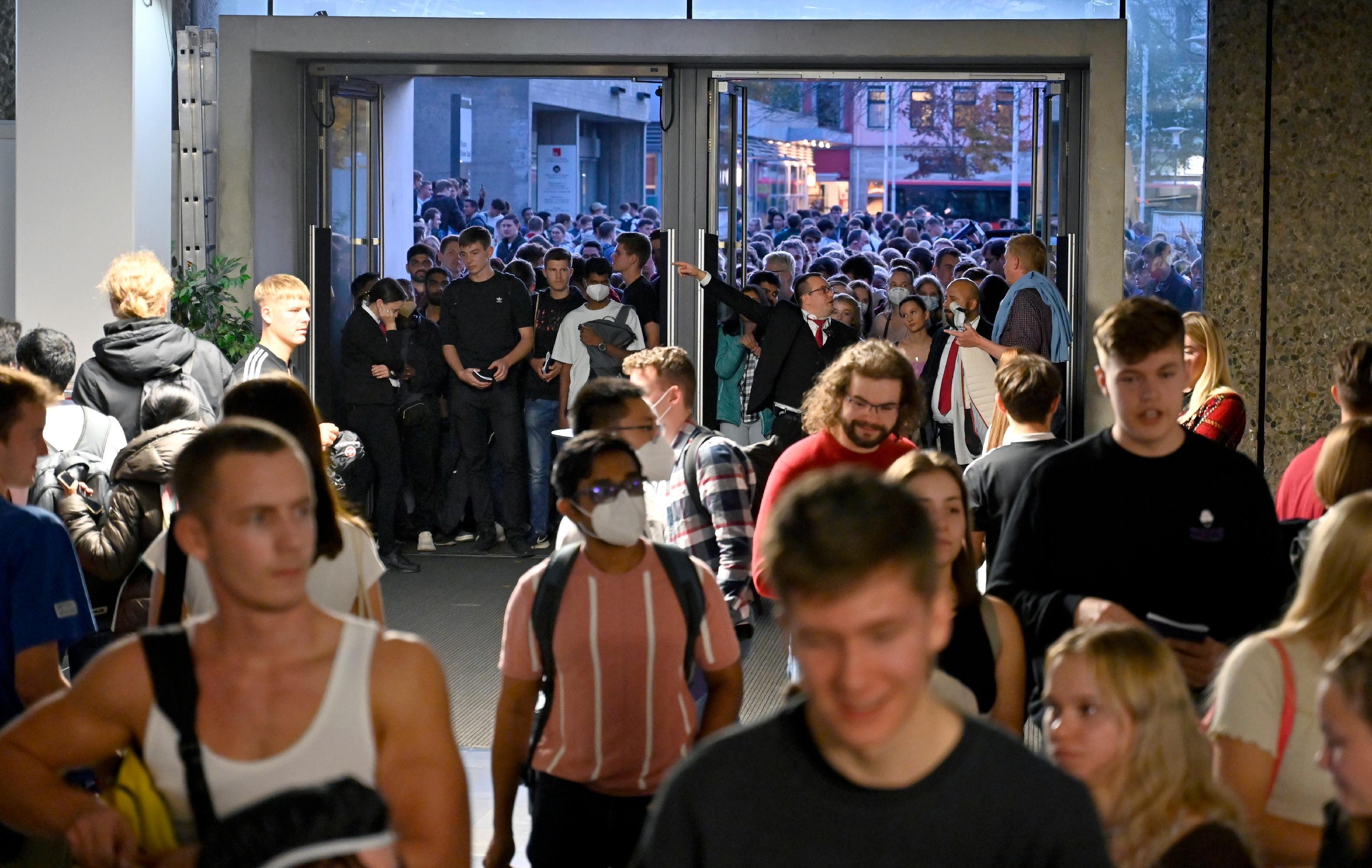 Zeitweise mussten sogar die Türen geschlossen werden, um dem Andrang Herr zu werden
