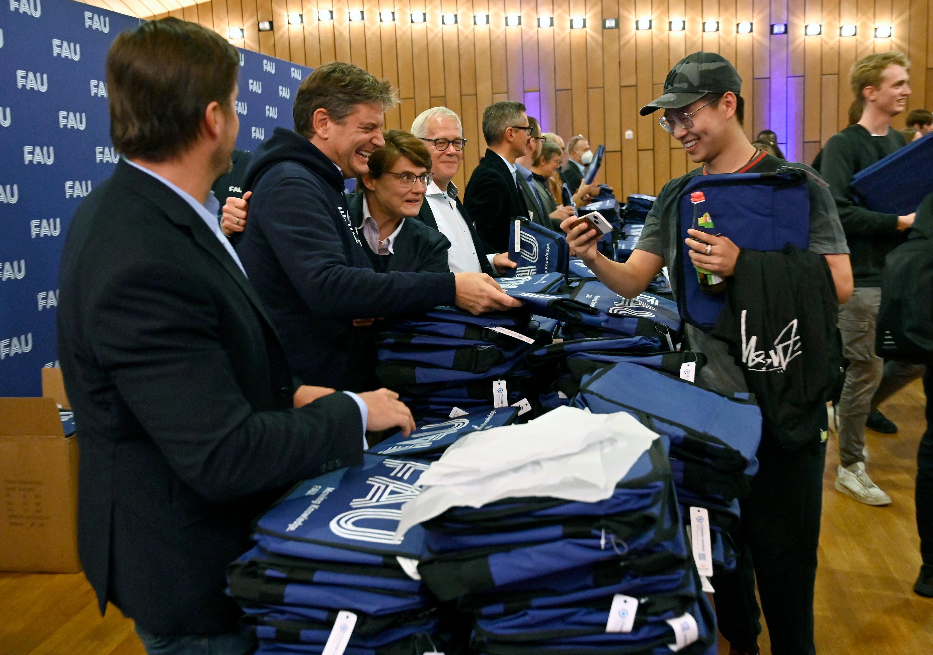 Heiß begehrt: Die Umhängetaschen, die als Geschenk verteilt wurden.