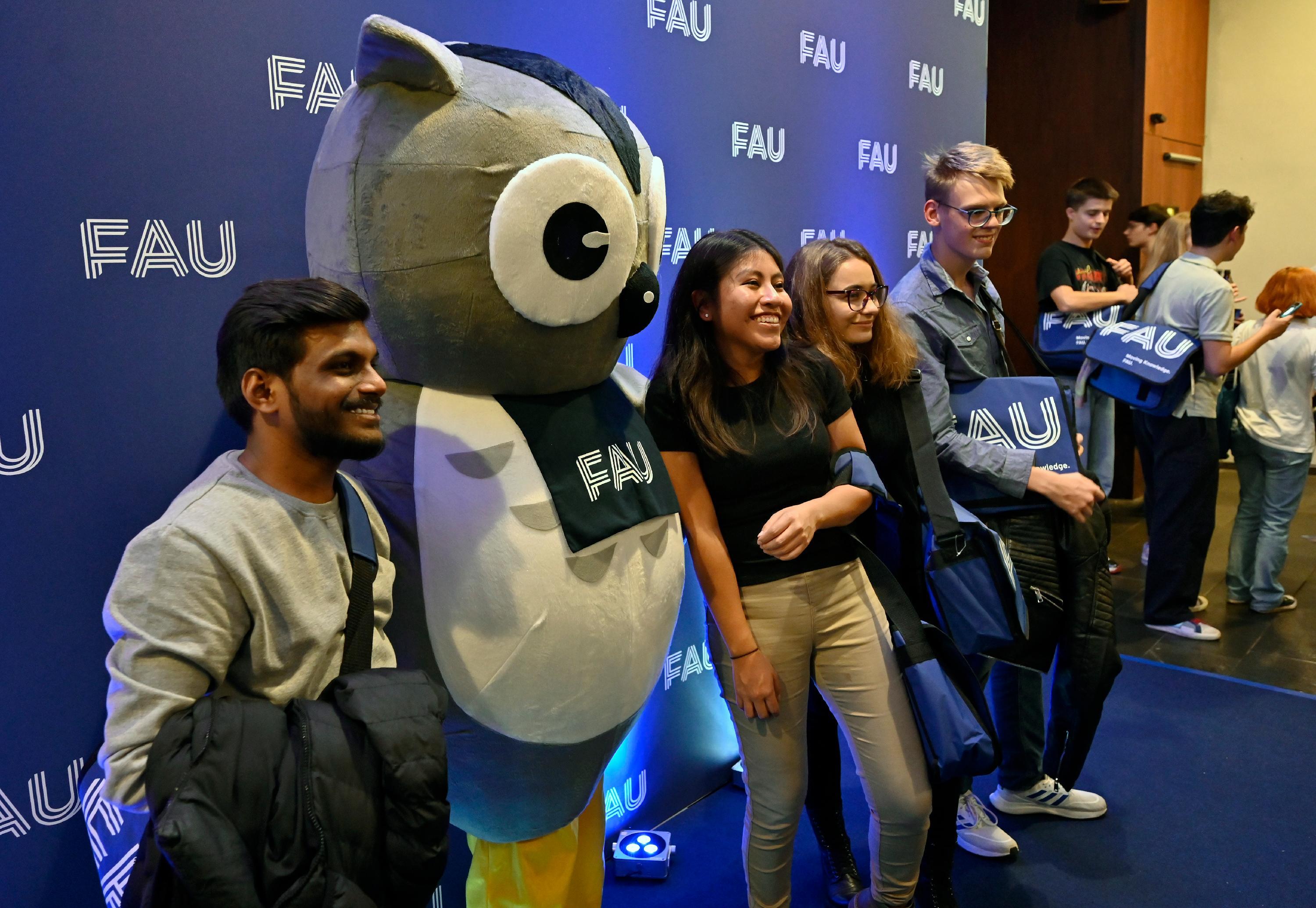 Selfie mit Maskottchen.