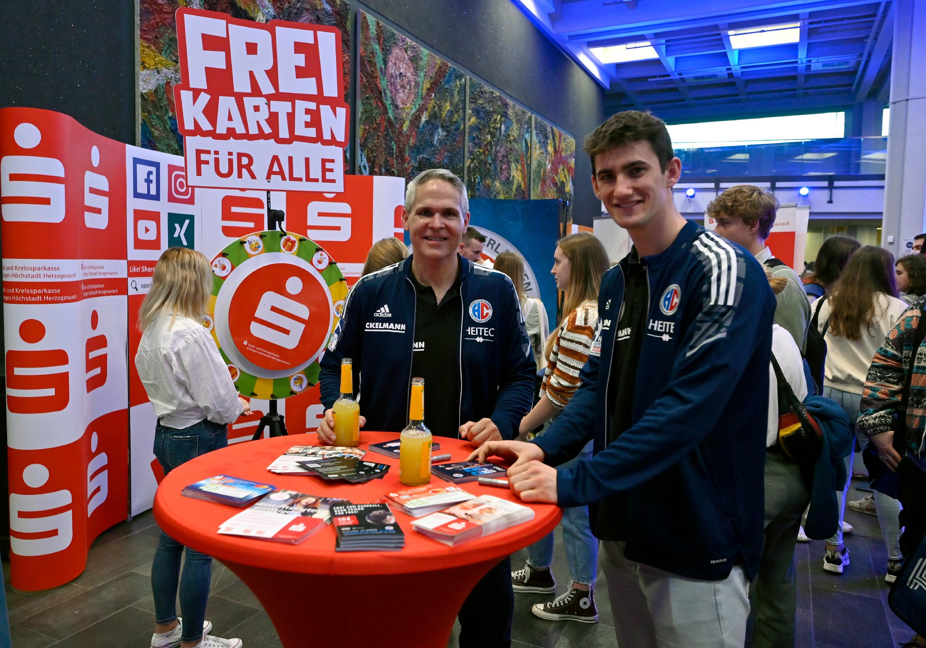 Sogar Freikarten für Handballspiele des Bundesligisten HC Erlangen waren im Angebot für die "Ersties".