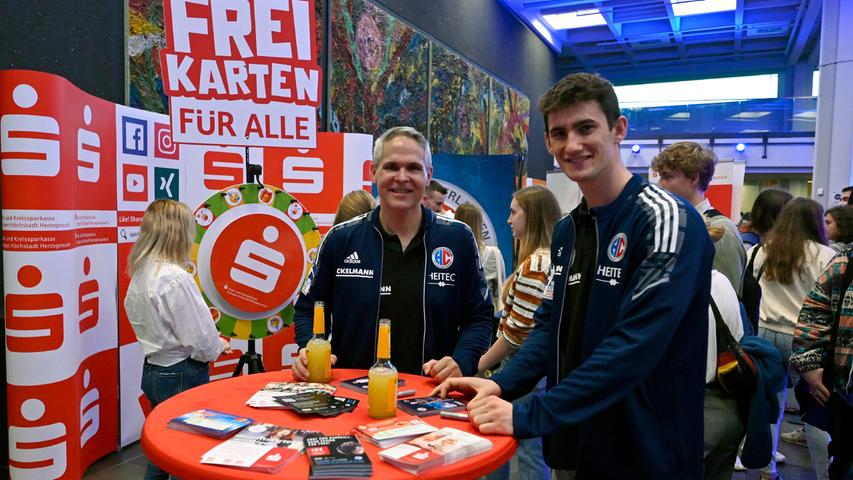 Sogar Freikarten für Handballspiele des Bundesligisten HC Erlangen waren im Angebot für die "Ersties".