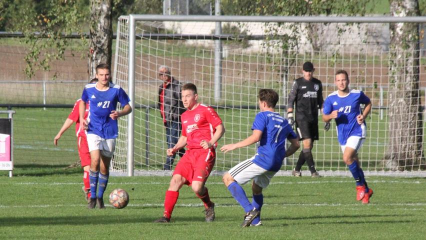 Ein unentschiedenes Derby und Verfolgerduell lieferten sich die Eintracht Kattenhochstatt (Mitte Spielertrainer Thomas Eckert) und der FC Berolzheim-Meinheim. Endstand 1:1.