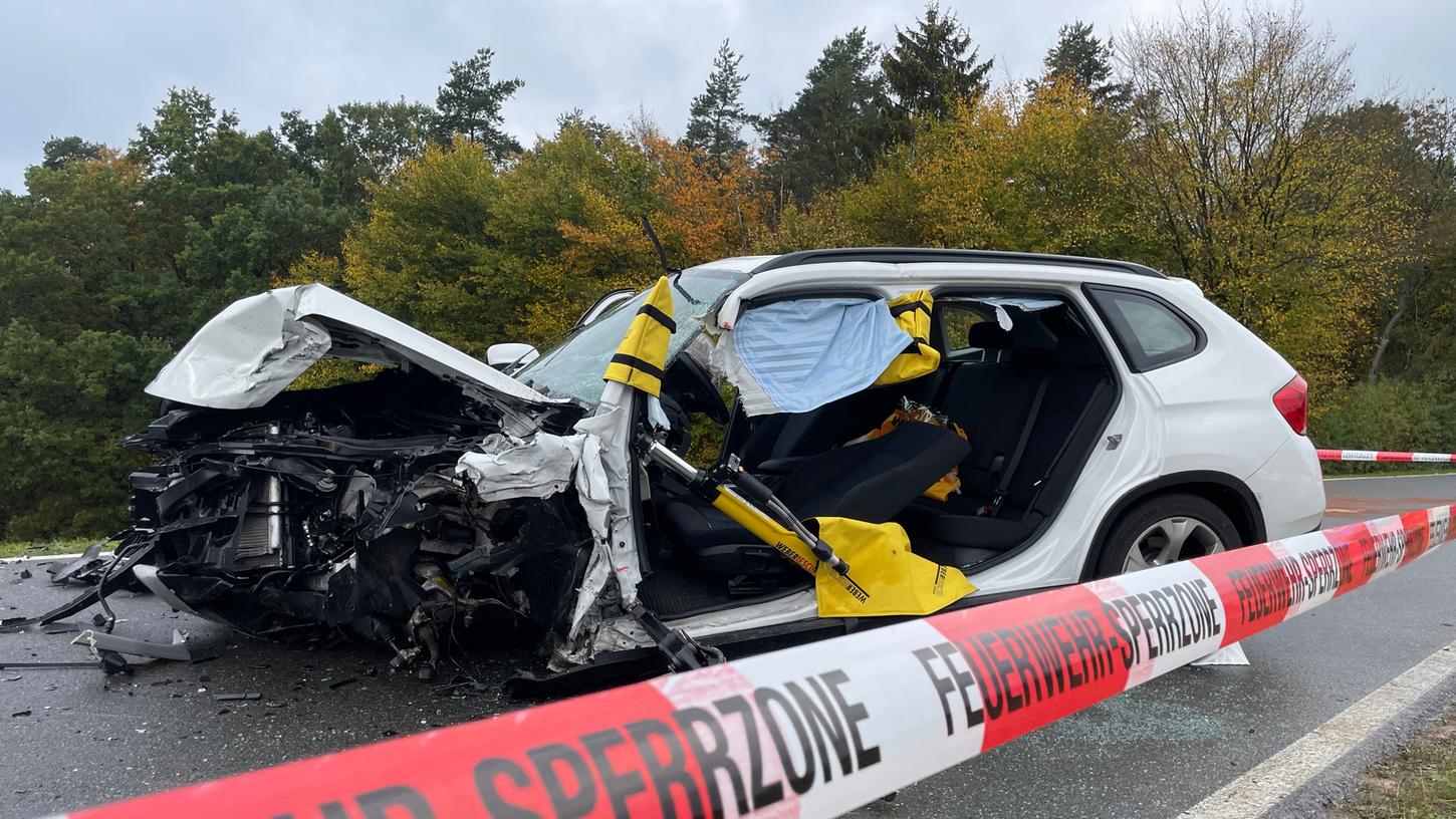 Die etwa 50-jährige Fahrerin dieses BMW wurde bei dem Frontalzusammenstoß auf der Straße zwischen Kuhnhof und Simonshofen schwer verletzt. Wie es zu dem Unfall kam ist noch nicht geklärt.