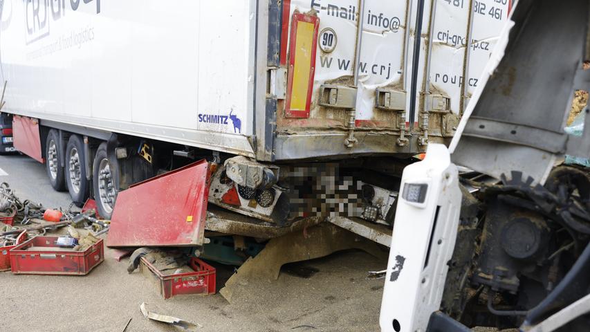 Auffahrunfall auf A6 bei Nürnberg: Drei Lkw krachen ineinander - Zwei Verletzte