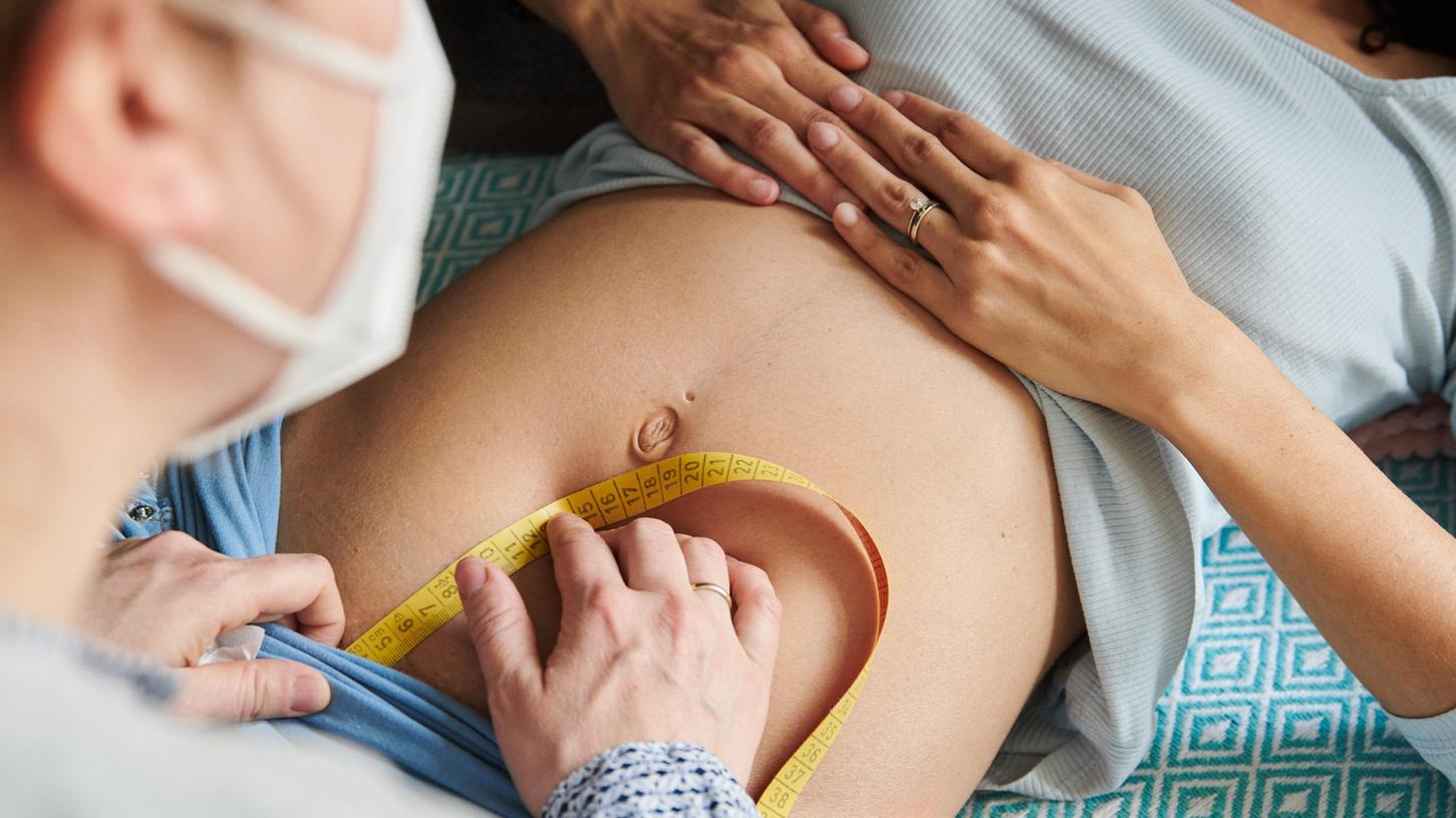 Die Suche nach einer Hebamme ist in den vergangenen Jahren schwieriger geworden. Auch bei der Koordinierungsstelle sollte man sich früh melden. Die Suche nach einer Hebamme ist in den vergangenen Jahren schwieriger geworden. Auch bei der Koordinierungsstelle sollte man sich früh melden.