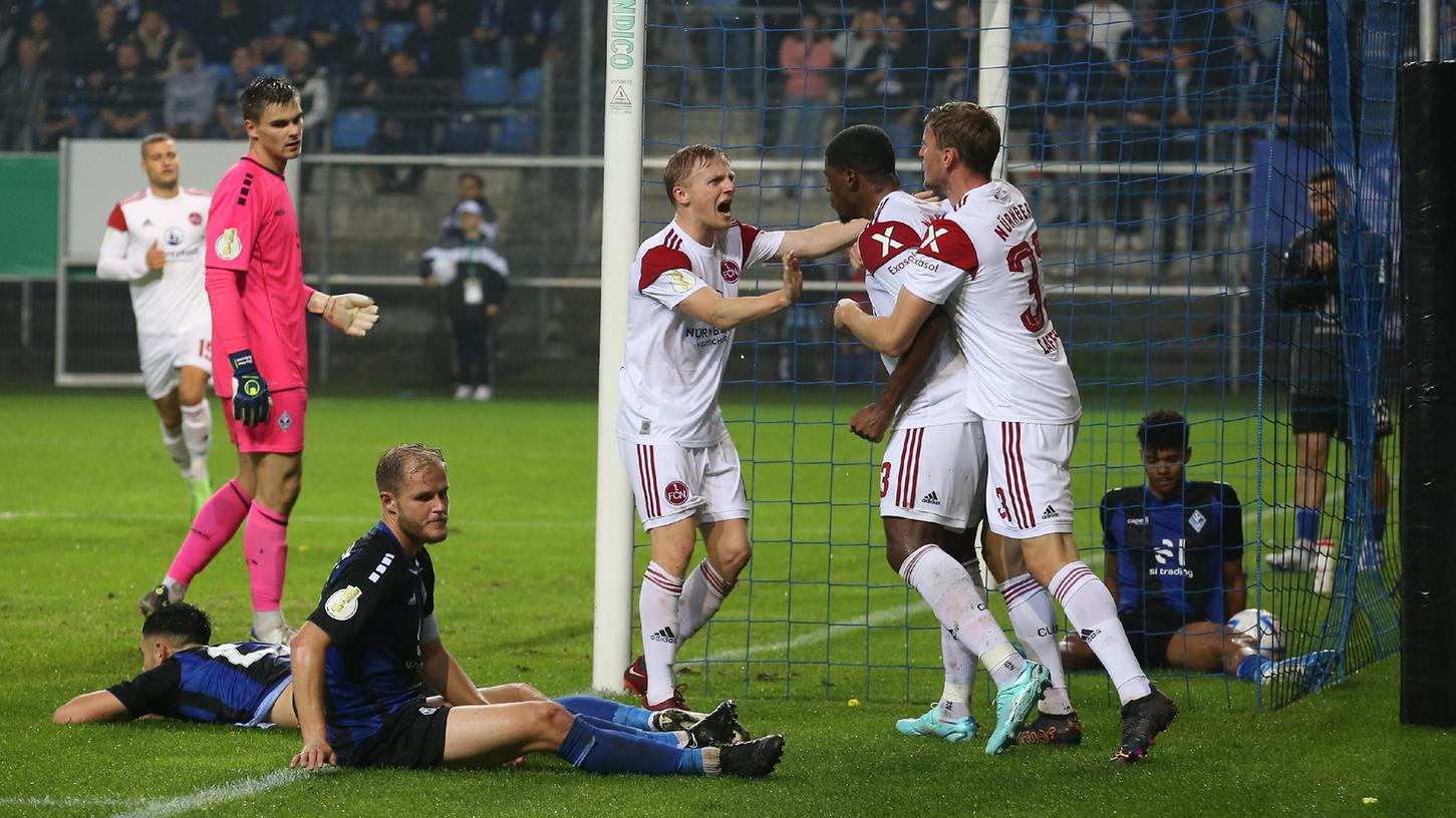 Ein Eigentor lässt den FCN jubeln - gegen den SV Waldhof Mannheim setzt sich der Club mit 1:0 durch. Ein Eigentor lässt den FCN jubeln - gegen den SV Waldhof Mannheim setzt sich der Club mit 1:0 durch.