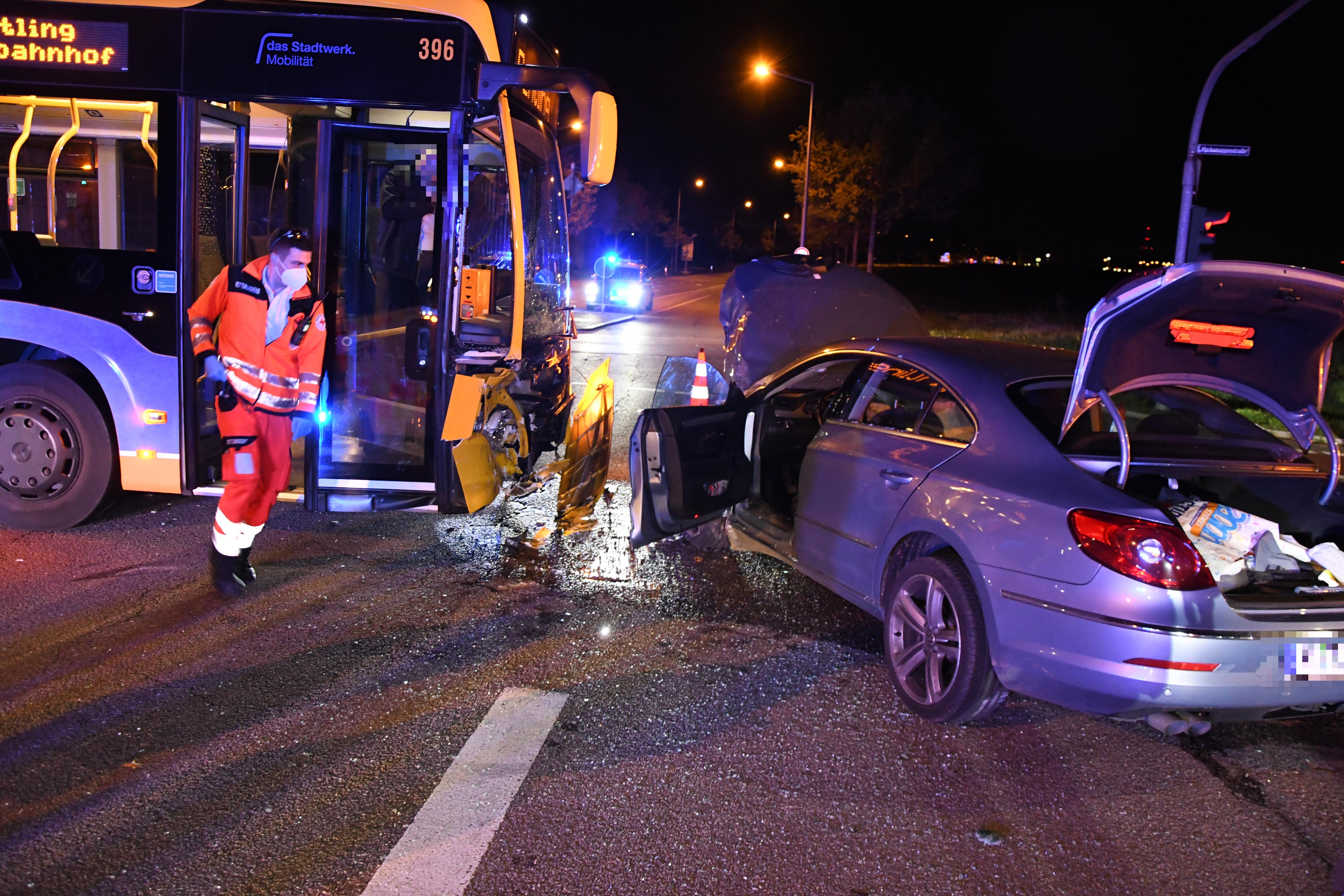 Drei Verletzte Kinder In Regensburg: Auto Kracht In Franz-Josef-Strauß ...