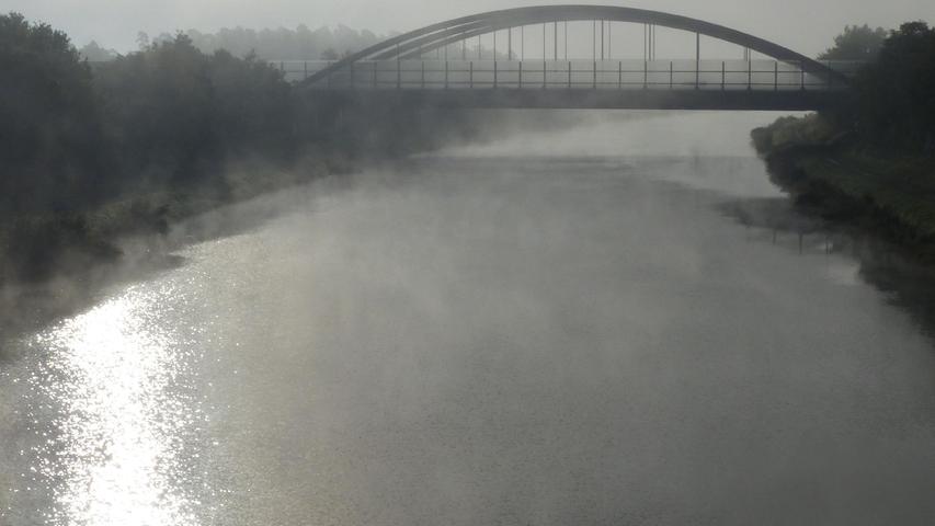Sieht aus wie ein Schwarz-Weiß-Foto, aber es ist der dichte Nebel am Main-Donaukanal bei Nürnberg-Katzwang. Mehr Leserfotos und Leserbriefe finden Sie hier.