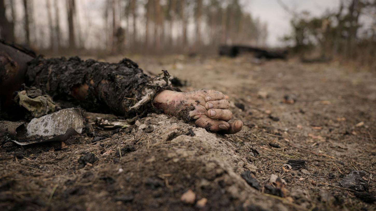 Die Leiche eines gefallenen russischen Soldaten nach einem Angriff ukrainischer Streitkräfte auf russische Stellungen außerhalb von Kiew.