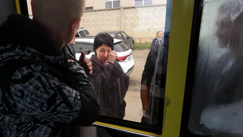 Ein russischer Rekrut blickt durch ein Busfenster auf seine Mutter, die er in einem militärischen Rekrutierungszentrum zurücklassen muss.