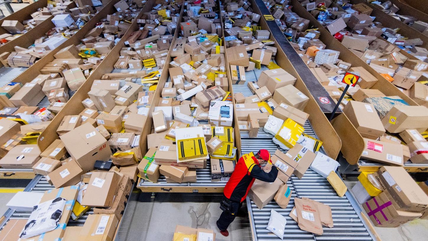 Werden es auch in diesem Jahr wieder 11 Millionen Sendungen über Weihnachten? Die Post ist nach einem bisher schlechten Jahr zuversichtlich, dass das Geschäft in den kommenden Monaten anzieht. Werden es auch in diesem Jahr wieder 11 Millionen Sendungen über Weihnachten? Die Post ist nach einem bisher schlechten Jahr zuversichtlich, dass das Geschäft in den kommenden Monaten anzieht.